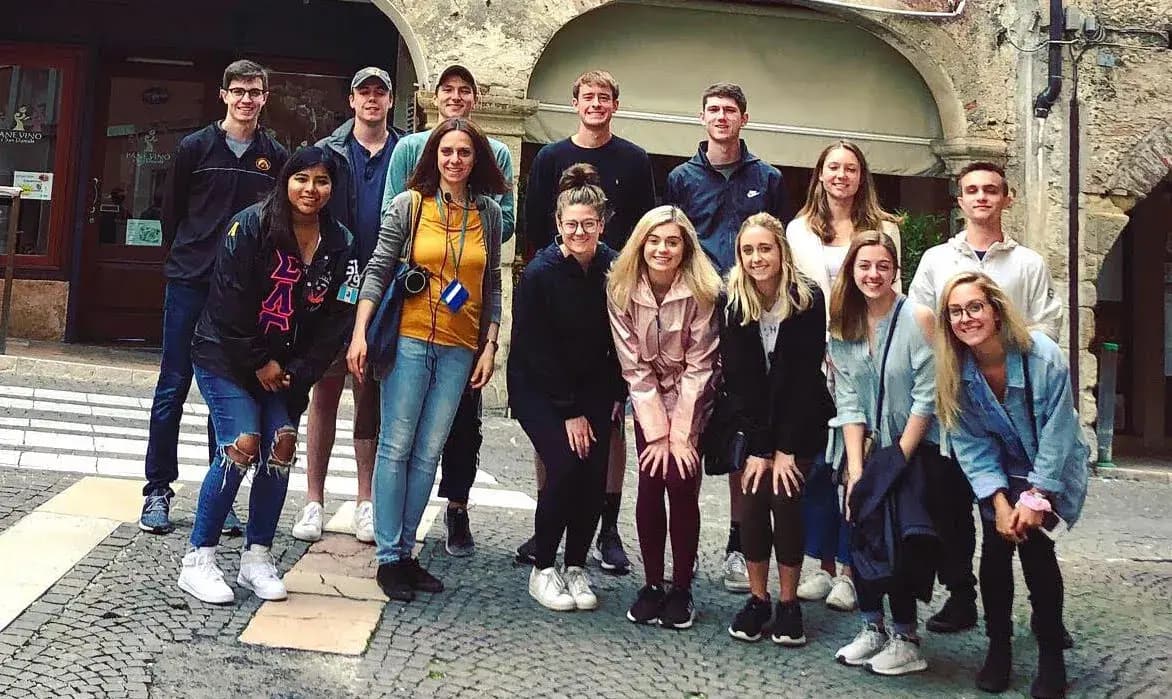 Laura Serafin guida turistica che accompagna un gruppo di turisti